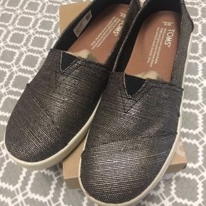 Toms Avalon Black metallic woven shoe size 6